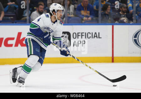 Vancouver Canucks Michael Del Zotto bringt den Puck nach oben Eis gegen die St. Louis Blues in der ersten Periode im Scottrade Center in St. Louis am 23. März 2018. Foto von Bill Greenblatt/UPI Stockfoto