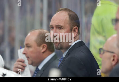 San Jose Sharks Head Coach Peter DeBoer Uhren sein Team auf die St. Louis Blues in der ersten Periode im Scottrade Center in St. Louis am 27. März 2018 dauern. Foto von Bill Greenblatt/UPI Stockfoto
