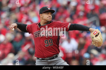Arizona Diamondbacks Krug Taijuan Walker liefert einen Pitch auf die St. Louis Cardinals im dritten Inning am Busch Stadium in St. Louis am 8. April 2018. Foto von Bill Greenblatt/UPI Stockfoto