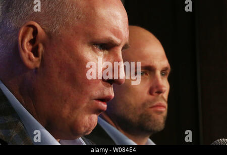 St. Louis Blues General Manager Doug Armstrong (L) spricht mit Reportern als Head Coach Mike Yeo hört während einer Saison Nachbearbeitung im Scottrade Center in St. Louis am 10. April 2018. Foto von Bill Greenblatt/UPI Stockfoto