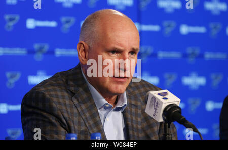 St. Louis Blues General Manager Doug Armstrong, spricht mit Reportern während einer Saison Nachbearbeitung im Scottrade Center in St. Louis am 10. April 2018. St. Louis konnte die NHL-Playoffs zu machen. Foto von Bill Greenblatt/UPI Stockfoto