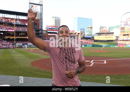 Ehemalige St. Louis Cardinals outfielder Brian Jordan Wellen zu der Volksmenge vor dem Werfen einer zeremoniellen ersten Pitch vor Beginn der Kansas City Royals-St. Louis Cardinals baseball spiel am Busch Stadium in St. Louis am 22. Mai 2018. Foto von Bill Greenblatt/UPI Stockfoto