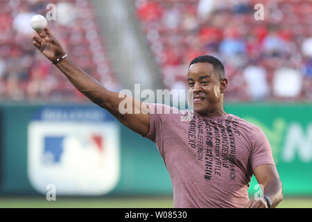 Ehemalige St. Louis Cardinals outfielder Brian Jordan wirft einen zeremoniellen ersten Pitch vor Beginn der Kansas City Royals-St. Louis Cardinals baseball spiel am Busch Stadium in St. Louis am 22. Mai 2018. Foto von Bill Greenblatt/UPI Stockfoto