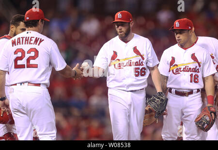 St. Louis Cardinals pitcher Greg Holland gibt dem Baseball Manager Mike Matheny, nachdem er aus dem Spiel im neunten Inning gegen die Kansas City Royals am Busch Stadium in St. Louis am 22. Mai 2018 gezogen wird. Kansas City besiegt St. Louis 5-1. Foto von Bill Greenblatt/UPI Stockfoto