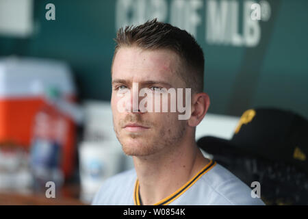 Pittsburgh Pirates Krug Tschad Kuhl Uhren die Aktion aus dem Dugout kalihalde im fünften Inning gegen die St. Louis Cardinals am Busch Stadium in St. Louis am 2. Juni 2018. Foto von Bill Greenblatt/UPI Stockfoto