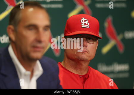 St. Louis Cardinals Baseball Operations Director John Mozeliak Adressen Reportern als Interim Manager Mike Shildt in während einer Pressekonferenz am Busch Stadium in St. Louis am Juli 15, 2018 hört. Manager Mike Matheny und zwei andere Trainer, wurden am 14. Juli 2018 entlassen. Matheny benannt wurde Manager November 14, 2011 und kompiliert eine 591-473 gewonnen - Verlust kennzeichnen. Shildt hat ein Mitglied der Kardinäle Organisation seit 2004 gewesen und hat als bench coach für die Kardinäle, für die letzten zwei Jahre diente. Foto von Bill Greenblatt/UPI Stockfoto