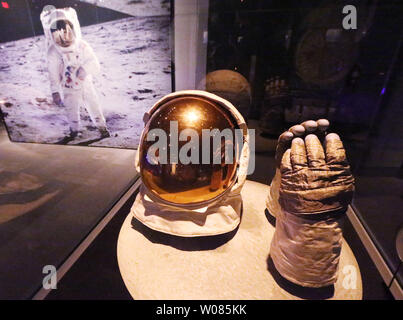 Die Extra Vehicular visor Astronaut Buzz Aldrin und Handschuhe werden auf dem Display mit dem Apollo 11 Befehl Modul, Kolumbien auf der 49. Jahrestag der Mann Verstärkung auf der Oberfläche des Mondes, an der St. Louis Science Center in St. Louis am 20. Juli 2018. Kolumbien war der einzige Teil der Apollo 11 Sonde, die unversehrt auf die Erde zurück. Die Crew der Columbia durchgeführt, equiptment und lunaren Proben zurück in die Atmosphäre der Erde. Foto von Bill Greenblatt/UPI Stockfoto