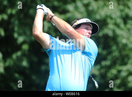 PGA Golfspieler Phil Mickelson nimmt ein T-Stück, das auf der neunten Loch am 2. Tag der PGA Meisterschaft bei Bellerive Country Club in Stadt und Land, Missouri am 10. August 2018. Foto von Bill Greenblatt/UPI Stockfoto