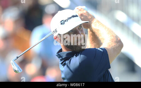 PGA Golfspieler Dustin Johnson nimmt ein T-Stück, das auf der ersten Bohrung während Tag 2 der PGA Meisterschaft bei Bellerive Country Club in Stadt und Land, Missouri am 10. August 2018. Foto von Bill Greenblatt/UPI Stockfoto