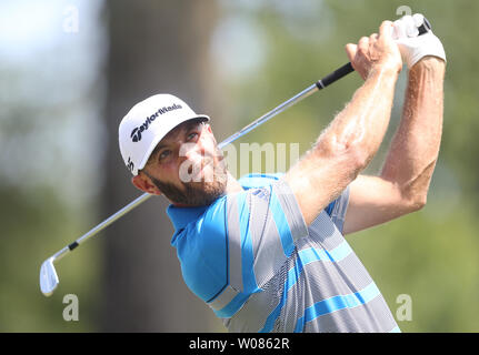 PGA Golfspieler Dustin Johnson nimmt seine T-Stück, das aus dem 6. Bohrung während der dritten Runde der PGA Meisterschaft bei Bellerive Country Club in Stadt und Land, Missouri am 11. August 2018. Foto von Bill Greenblatt/UPI Stockfoto