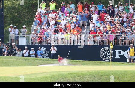 PGA Golfspieler Tiger Woods schlägt aus einem Bunker in der 6. Bohrung während der letzten Runde des 100 PGA Meisterschaft bei Bellerive Country Club in Stadt und Land, Missouri am 12. August 2018. Golfspieler Bäche Koepka schoß 66, 16 unter Par, um den Fall zu gewinnen. Foto von Bill Greenblatt/UPI Stockfoto