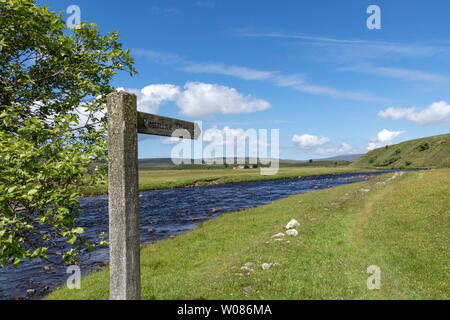 Der Pennine Way und den Fluss Tees in Cronkley Brücke im Sommer mit Pennine Way Finger Post zeigen North West, Wald-in-Teesdale, County Durham, UK Stockfoto