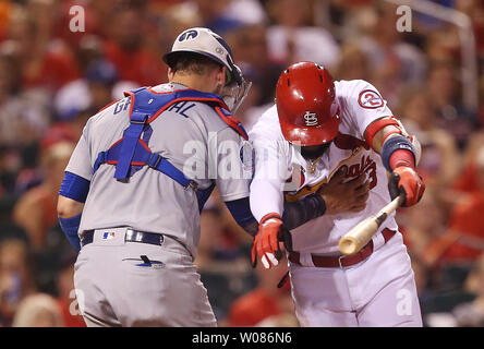 St. Louis Cardinals Marcell Ozuna und Los Angeles Dodgers catcher Yasmani Grandal kollidieren im vierten Inning am Busch Stadium in St. Louis am 16. September 2018. Foto von Bill Greenblatt/UPI Stockfoto