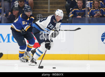 Winnipeg Jets Patrik wird durch St. Louis Blues David Perron in der ersten Periode am Enterprise Center in St. Louis am 4. Oktober 2018 unter Druck gesetzt. Foto von Bill Greenblatt/UPI Stockfoto