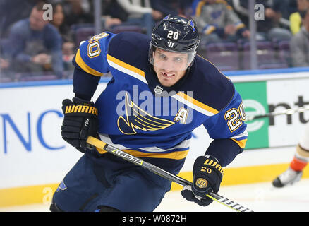 St. Louis Blues Alexander Steen jagt den Puck in der ersten Periode gegen die Anaheim Ducks bei der Enterprise Center in St. Louis am 14. Oktober 2018. Foto von Bill Greenblatt/UPI Stockfoto
