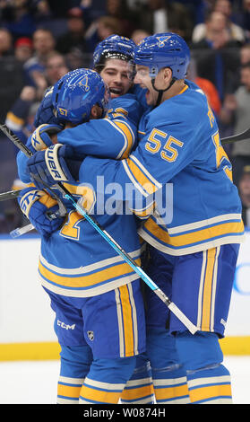 St. Louis Blues Zach Sanford (C) gratuliert durch Mannschaftskameraden Colton Parayko (55) und David Perron in der ersten Periode gegen die Chicago Blackhawks auf der Enterprise Center in St. Louis am 27. Oktober 2018. Foto von Bill Greenblatt/UPI Stockfoto