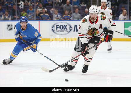 Chicago Blackhawks Brent Seabrook erhält einen Puck vor St. Louis Blues Zach Sanford in der ersten Periode am Enterprise Center in St. Louis am 27. Oktober 2018. Foto von Bill Greenblatt/UPI Stockfoto