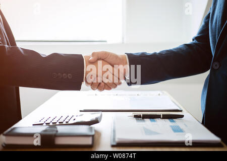 Beenden einer Sitzung, Handshake von zwei glückliche Geschäftsleute nach dem Vertrag ein Partner zu werden, kooperativer Teamarbeit. Stockfoto