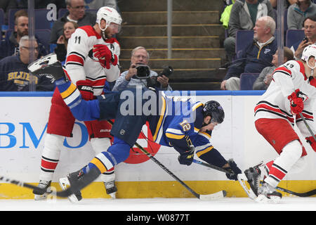 Carolina Hurricanes Jordan Staal reisen bis St. Louis Blues Zach Sanford in der ersten Periode am Enterprise Center in St. Louis am 6. November 2018. Foto von Bill Greenblatt/UPI Stockfoto