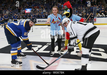 St. Louis Cardinals outfielder Harrison Bader Tropfen eine zeremonielle Puck für Los Angeles Kings Anze Kopitar Sloweniens und St. Louis Blues Alex Pietrangelo vor dem Spiel an der Enterprise Center in St. Louis am 19. November 2018. Foto von Bill Greenblatt/UPI Stockfoto