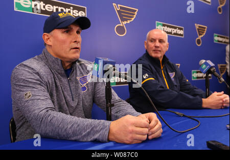 St. Louis Blues neuer Trainer Craig Berube, Gespräche zu den Reportern als Team General manager Doug Armstrong sieht auf während einer Pressekonferenz auf der Team Praxis in St. Louis am 20. November 2018. Die Blues feuerte Trainer Mike Yeo am 19.11.2018, nachdem die Blues' Verlust 2-0 zu den Los Angeles Kings, die ihre Aufzeichnung bis 7-9-3 fallengelassen. Foto von Bill Greenblatt/UPI Stockfoto