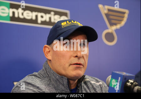 St. Louis Blues neuer Trainer Craig Berube, Gespräche zu den Reportern während einer Pressekonferenz auf der Team Praxis in St. Louis am 20. November 2018. Die Blues feuerte Trainer Mike Yeo am 19.11.2018, nachdem die Blues' Verlust 2-0 zu den Los Angeles Kings, die ihre Aufzeichnung bis 7-9-3 fallengelassen. Foto von Bill Greenblatt/UPI Stockfoto