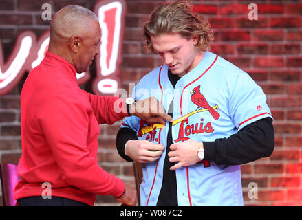 Ehemalige St. Louis Cardinals shortstop und National Baseball Hall of Fame Mitglied Ozzie Smith (L) hilft Kardinäle outfielder Harrison Bader mit seinem neuen Uniform Top bei Enthüllung in St. Louis am 19. November 2018. Die Kardinäle der blauen Uniform, die in den 1980er Jahren an Samstagen getragen Tragen, wenn die Mannschaft auf der Straße ist. Foto von Bill Greenblatt/UPI Stockfoto