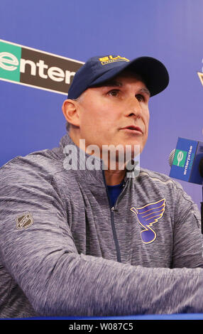 St. Louis Blues neuer Trainer Craig Berube, Gespräche zu den Reportern als Team General manager Doug Armstrong sieht auf während einer Pressekonferenz auf der Team Praxis in St. Louis am 20. November 2018. Die Blues feuerte Trainer Mike Yeo am 19.11.2018, nachdem die Blues' Verlust 2-0 zu den Los Angeles Kings, die ihre Aufzeichnung bis 7-9-3 fallengelassen. Foto von Bill Greenblatt/UPI Stockfoto