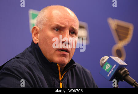 St. Louis Blues General manager Doug Armstrong im Gespräch mit Reportern nach der Einführung neuer Trainer Craig Berube, während einer Pressekonferenz auf der Team Praxis in St. Louis am 20. November 2018. Die Blues feuerte Trainer Mike Yeo am 19.11.2018, nachdem die Blues' Verlust 2-0 zu den Los Angeles Kings, die ihre Aufzeichnung bis 7-9-3 fallengelassen. Foto von Bill Greenblatt/UPI Stockfoto