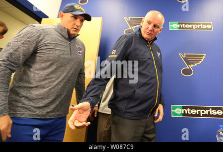 St. Louis Blues neuer Trainer Craig Berube, und General manager Doug Armstrong (R) geben Sie den Raum für eine Pressekonferenz im Team Praxis in St. Louis am 20. November 2018. Die Blues feuerte Trainer Mike Yeo am 19.11.2018, nachdem die Blues' Verlust 2-0 zu den Los Angeles Kings, die ihre Aufzeichnung bis 7-9-3 fallengelassen. Foto von Bill Greenblatt/UPI Stockfoto