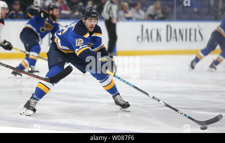 St. Louis Blues Zach Sanford stoppt den Puck mit seinem Stock nach der Edmonton Oilers versuchen, sie aus ihrer Zone in der ersten Periode zu löschen Auf der Enterprise Center in St. Louis am 5. Dezember 2018. Edmonton gewann das Spiel 3-2 in einem shootout. Foto von Bill Greenblatt/UPI Stockfoto