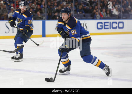 St. Louis Blues Wladimir Tarasenko in Russland bringt den Puck nach oben Eis gegen die Vancouver Canucks auf der Enterprise Center in St. Louis am 9. Dezember 2018. Foto von Bill Greenblatt/UPI Stockfoto