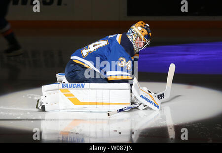 St. Louis Blues Torwart Jake Allen erstreckt sich vor einem Spiel gegen die Colorado Avalanche im Enterprise Center in St. Louis am 14. Dezember 2018. Foto von Bill Greenblatt/UPI Stockfoto