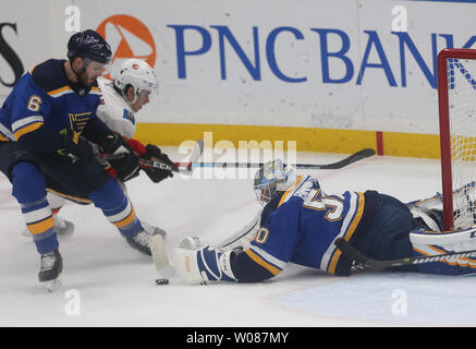 St. Louis Blues Torwart Jordanien Binnington reicht aus, um ein Speichern gegen die Calgary Flames in der zweiten Periode am Enterprise Center in St. Louis am 16. Dezember 2018. Foto von Bill Greenblatt/UPI Stockfoto