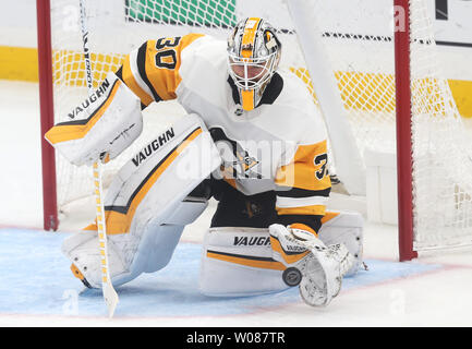 Pittsburgh Penguins Torwart Matt Murray Bausteine eines Schusses bt die St. Louis Blues in der dritten Periode bei der Enterprise Center in St. Louis am 29. Dezember 2018. Pittsburgh besiegte St. Louis 6-1. Foto von Bill Greenblatt/UPI Stockfoto