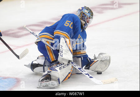 St. Louis Blues Torwart Jordanien Binnington stoppt den Puck mit seinem Handschuh in der dritten Periode gegen die Pittsburgh Penguins in der Enterprise Center in St. Louis am 29. Dezember 2018. Pittsburgh besiegte St. Louis 6-1. Foto von Bill Greenblatt/UPI Stockfoto