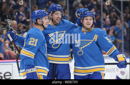 St. Louis Blues Zach Sanford (C) feiert seinen ersten Periode Ziel mit Mannschaftskameraden Tyler Bozak (21) und Wladimir Tarasenko Russlands gegen die New York Islanders in der Enterprise Center in St. Louis am 5. Januar 2019. Foto von Bill Greenblatt/UPI Stockfoto