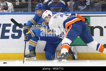 New York Islanders Adam Pelech legt seinen Kopf in St. Louis Blues Brayden Schenn wie die beiden Persue den Puck in der ersten Periode am Enterprise Center in St. Louis am 5. Januar 2019. New York besiegte St. Louis 4-3. Foto von Bill Greenblatt/UPI Stockfoto