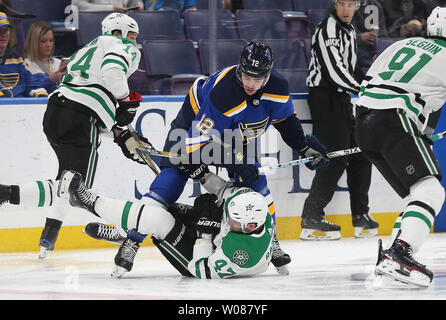 St. Louis Blues Zach Sanford dumps Dallas Stars Alexander Radulov von Russland in der ersten Periode am Enterprise Center in St. Louis am 8. Januar 2019. Foto von Bill Greenblatt/UPI Stockfoto