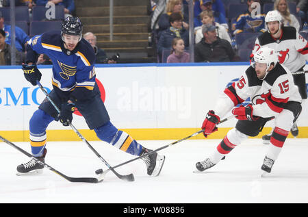 New Jersey Devils Nick Lappin klopft den Puck aus der Stick von St. Louis Blues Zach Sanford in der ersten Periode am Enterprise Center in St. Louis am 12. Februar 2019. Foto von Bill Greenblatt/UPI Stockfoto