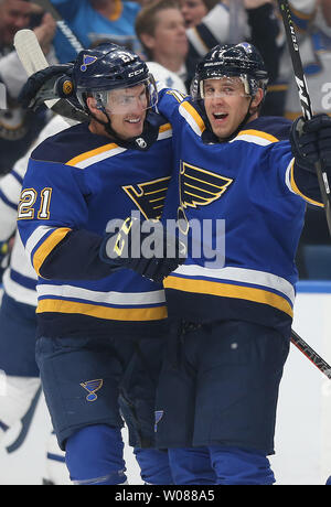 St. Louis Blues Jaden Schwartz feiert seine erste Periode Ziel mit Tyler Bozak während ihr Spiel gegen die Toronto Maple Leafs in der Enterprise Center in St. Louis am 19. Februar 2019. Foto von Bill Greenblatt/UPI Stockfoto