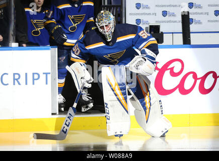 St. Louis Blues Torwart Jordanien Binnington Schritte auf dem Eis für ein Spiel gegen die Toronto Maple Leafs in der Enterprise Center in St. Louis am 19. Februar 2019. Foto von Bill Greenblatt/UPI Stockfoto