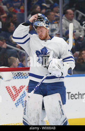Toronto Maple Leafs Torwart Frederik Andersen aus Dänemark stellt seine Maske während einer Zeit, in der ersten Zeit gegen die St. Louis Blues auf der Enterprise Center in St. Louis am 19. Februar 2019. Foto von Bill Greenblatt/UPI Stockfoto