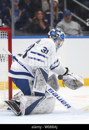 Toronto Maple Leafs Torwart Frederik Andersen aus Dänemark hält einen Schuß auf Ziel von den St. Louis Blues in der ersten Periode am Enterprise Center in St. Louis am 19. Februar 2019. Foto von Bill Greenblatt/UPI Stockfoto