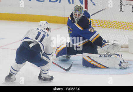 St. Louis Blues Torwart Jordanien Binnington erstreckt sich ein Anschlag auf einen Schuß von der Toronto Maple Leafs in der dritten Periode bei der Enterprise Center in St. Louis am 19. Februar 2019 zu machen. Das 3-2 für St. Louis setzt alle Zeit Vorrechtaufzeichnung mit 11 gerade gewinnt. Foto von Bill Greenblatt/UPI Stockfoto