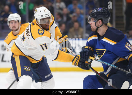 Nashville Predators Wayne Simmonds stoppt den Fortschritt der St. Louis Blues Zach Sanford in der ersten Periode am Enterprise Center in St. Louis am 26. Februar 2019. Foto von Bill Greenblatt/UPI Stockfoto