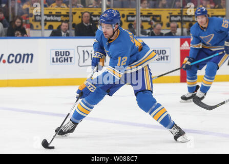 St. Louis Blues Zach Sanford Werke den Puck in die Boston Bruins Zone in der ersten Periode am Enterprise Center in St. Louis am 23. Februar 2019. St. Louis besiegt Boston 2-1 in einem shootout. Foto von Bill Greenblatt/UPI Stockfoto