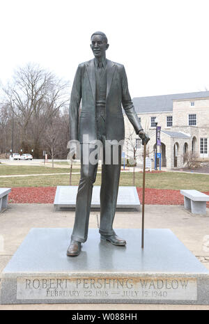 Die lebensgroße Statue von Robert Pershing Wadlow, steht in einem Park in Alton, Illinois am 23. März 2019. Wadlow, die in Alton, Illinois 1918 geboren war, gemessen 8 ft 11.1 Zoll und wurde als der größte Mensch, der je bei seinem Tod im Jahre 1940 lebte, im Alter von 22 Jahren bekannt. Watlow, der 439 Pfund wog, wurde zu einer Berühmtheit, nachdem seine US-Tour 1936 mit dem Ringling Brothers Circus, schließlich Arbeiten für die International Shoe Company, der seine 37AA Schuhgröße zu ihm kostenlos zur Verfügung gestellt. Foto von Bill Greenblatt/UPI Stockfoto