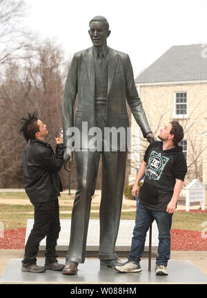 Die Besucher der lebensgroße Statue von Robert Pershing Wadlow Blick auf seine Größe in Alton, Illinois am 23. März 2019. Wadlow, die in Alton, Illinois 1918 geboren war, gemessen 8 ft 11.1 Zoll und wurde als der größte Mensch, der je bei seinem Tod im Jahre 1940 lebte, im Alter von 22 Jahren bekannt. Watlow, der 439 Pfund wog, wurde zu einer Berühmtheit, nachdem seine US-Tour 1936 mit dem Ringling Brothers Circus, schließlich Arbeiten für die International Shoe Company, der seine 37AA Schuhgröße zu ihm kostenlos zur Verfügung gestellt. Foto von Bill Greenblatt/UPI Stockfoto