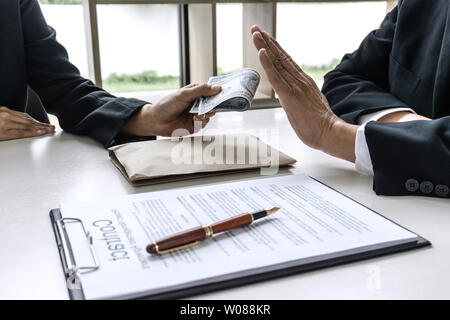 Geschäftsmann verweigern Bestechungsgelder erhalten die Form von dollarnoten von Frau beim Erfolg der Deal, Bestechung und Korruption anti-Konzept. Stockfoto